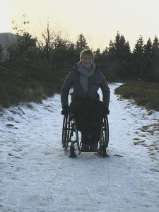 Nützliches Rollstuhlzubehör: Die “Wheelblades” – Skier für den